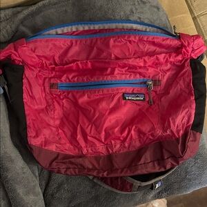 Patagonia lightweight travel courier bag